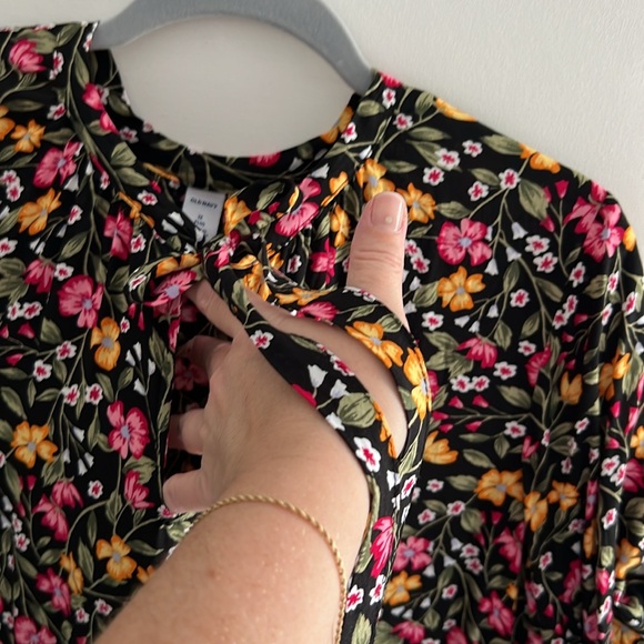 Old Navy Black floral blouse with 3/4 length bell sleeve and bow tie. - Picture 5 of 15